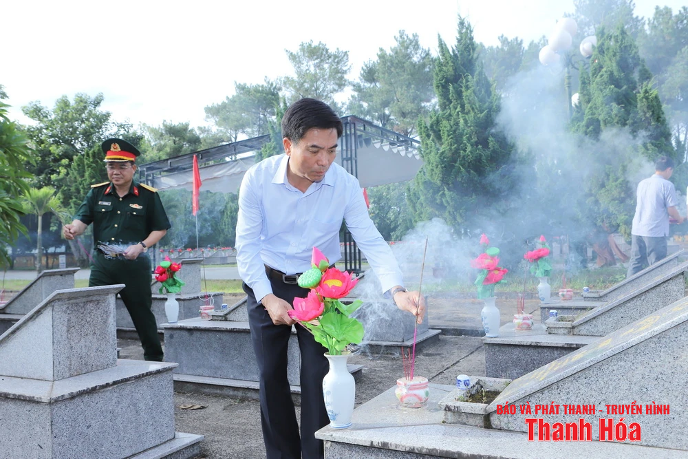Bí thư Tỉnh ủy Nguyễn Doãn Anh và Đoàn đại biểu tỉnh Thanh Hóa dâng hoa, dâng hương Chủ tịch Hồ Chí Minh, Đại tướng Võ Nguyên Giáp và Nghĩa trang liệt sĩ các tỉnh: Nghệ An, Hà Tĩnh, Quảng Trị