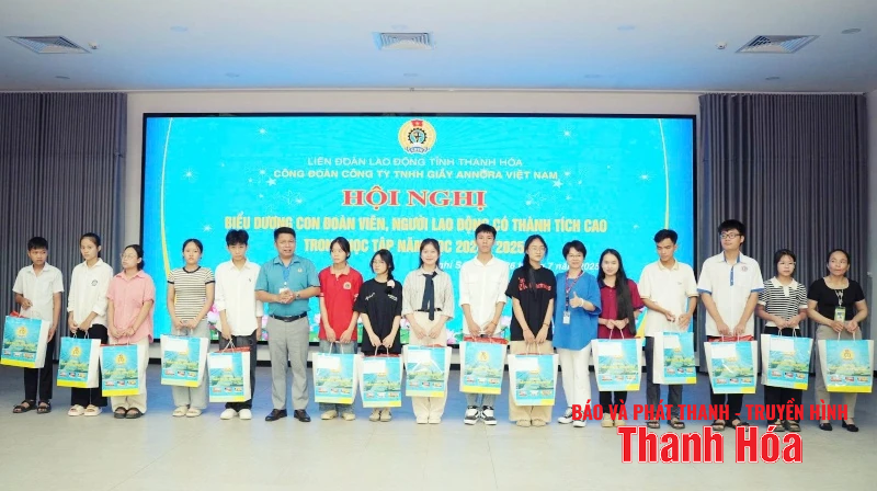 Công ty TNHH Giầy Annora Việt Nam biểu dương con đoàn viên, người lao động đạt thành tích cao trong học tập