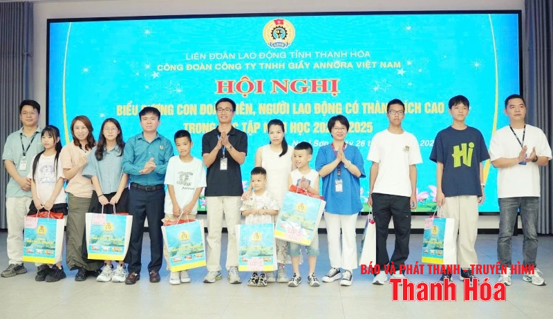 Công ty TNHH Giầy Annora Việt Nam biểu dương con đoàn viên, người lao động đạt thành tích cao trong học tập