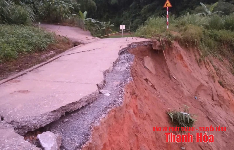 Đường vào bản Sa Ná sạt lở nghiêm trọng