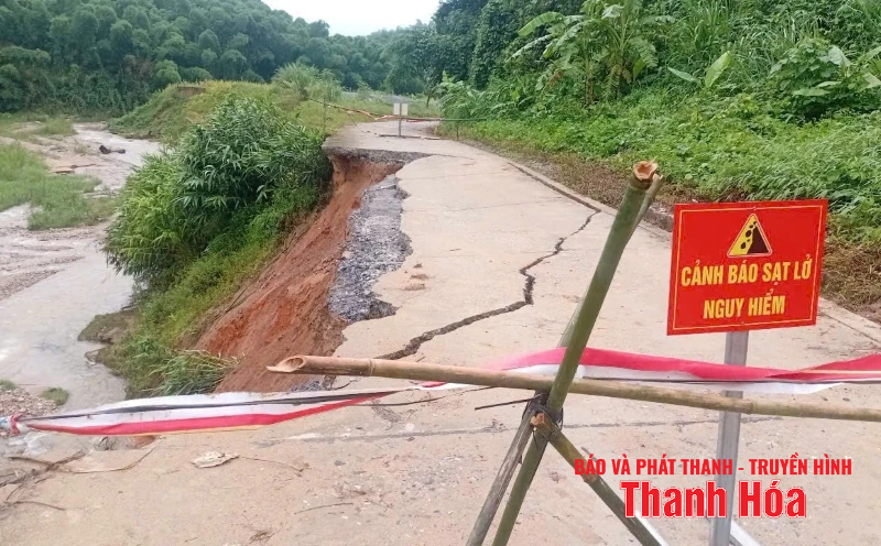 Đường vào bản Sa Ná sạt lở nghiêm trọng