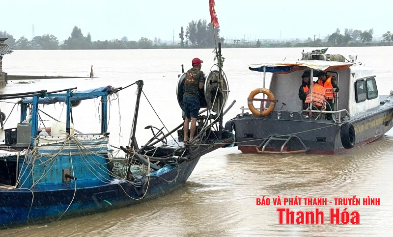 Cứu hộ kịp thời 2 phương tiện chết máy khi vào bờ tránh trú bão số 3