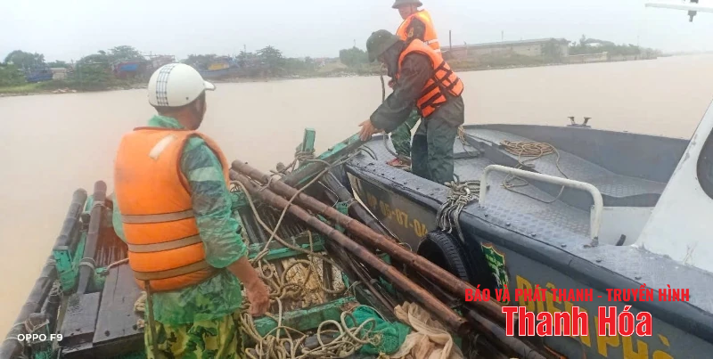 Cứu hộ kịp thời 2 phương tiện chết máy khi vào bờ tránh trú bão số 3