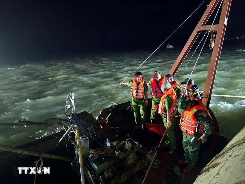 Vụ lật tàu trên vịnh Hạ Long: Tìm thấy thi thể cháu bé 6 tuổi