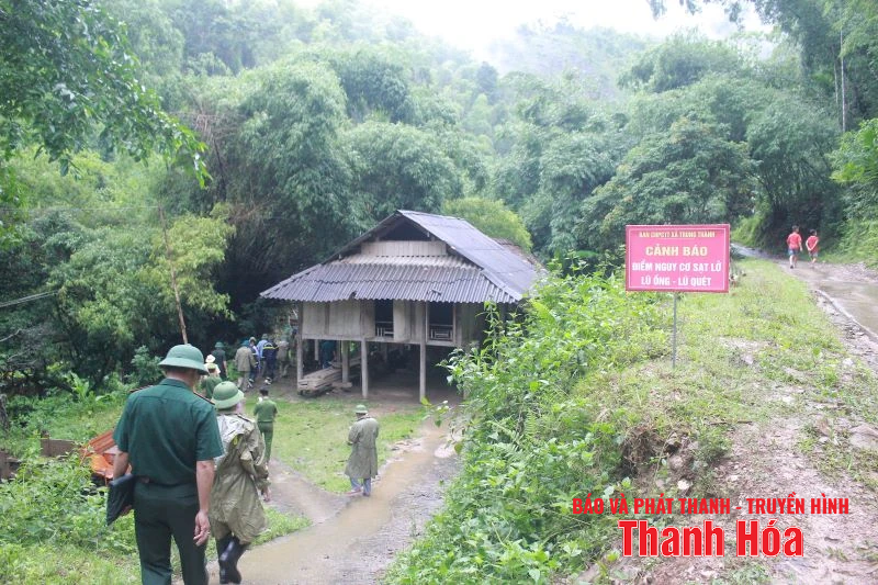 Phó Chủ tịch UBND tỉnh Mai Xuân Liêm kiểm tra, chỉ đạo công tác di dân tại xã Trung Thành