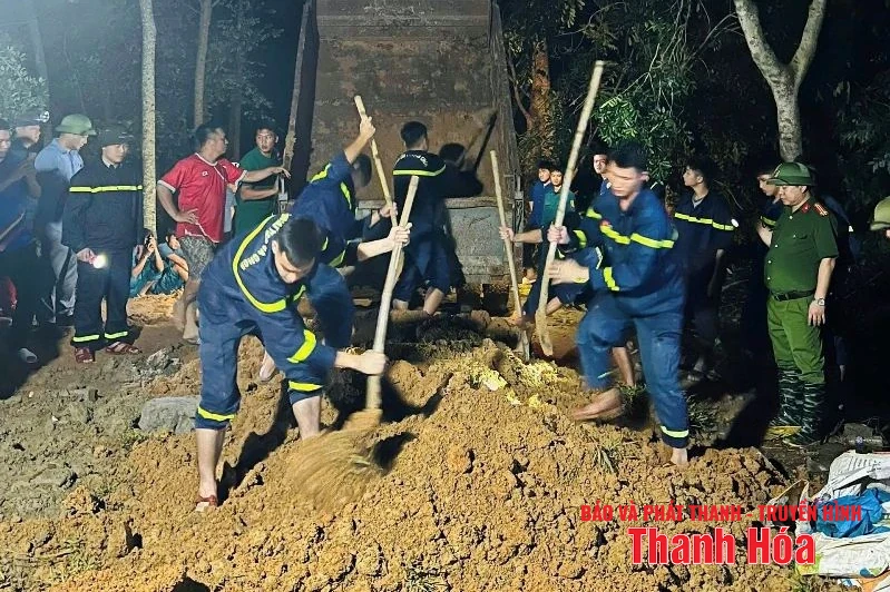 Gia cố, đảm bảo an toàn đê tại xã Triệu Sơn