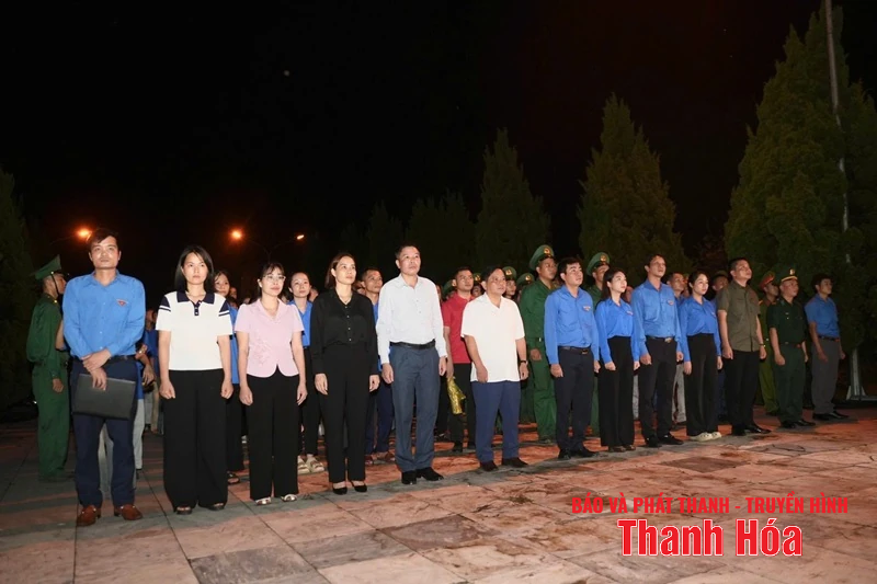 Dâng hương tưởng niệm tại Nghĩa trang liệt sĩ quốc tế Đồng Tâm