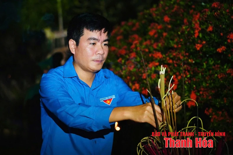 Dâng hương tưởng niệm tại Nghĩa trang liệt sĩ quốc tế Đồng Tâm