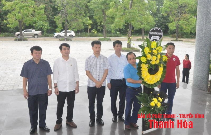 Thăm viếng, chia buồn gia đình nạn nhân tử vong trong vụ lật xe khách ở Hà Tĩnh