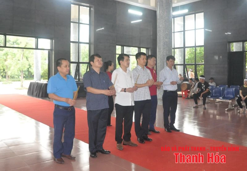 Thăm viếng, chia buồn gia đình nạn nhân tử vong trong vụ lật xe khách ở Hà Tĩnh