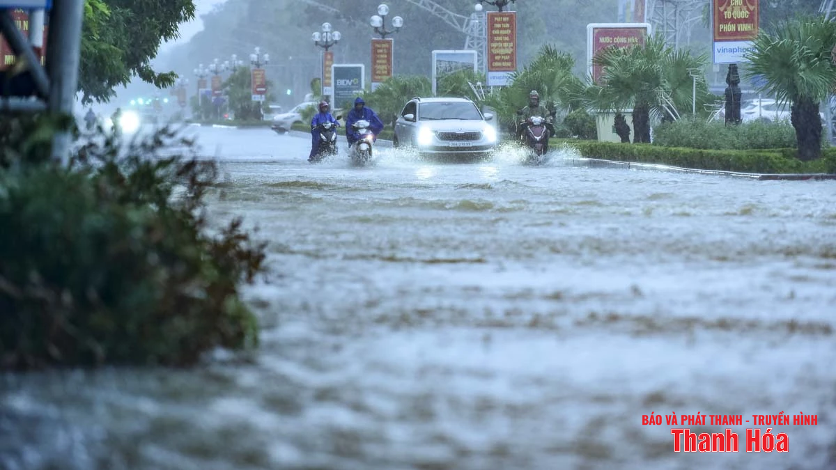 Mưa lớn do bão số 3, nhiều tuyến phố trung tâm Thanh Hóa bị ngập nặng