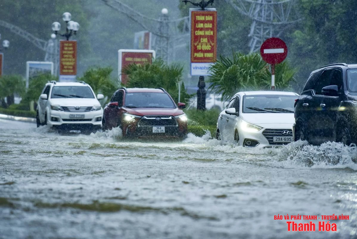 Mưa lớn do bão số 3, nhiều tuyến phố trung tâm Thanh Hóa bị ngập nặng