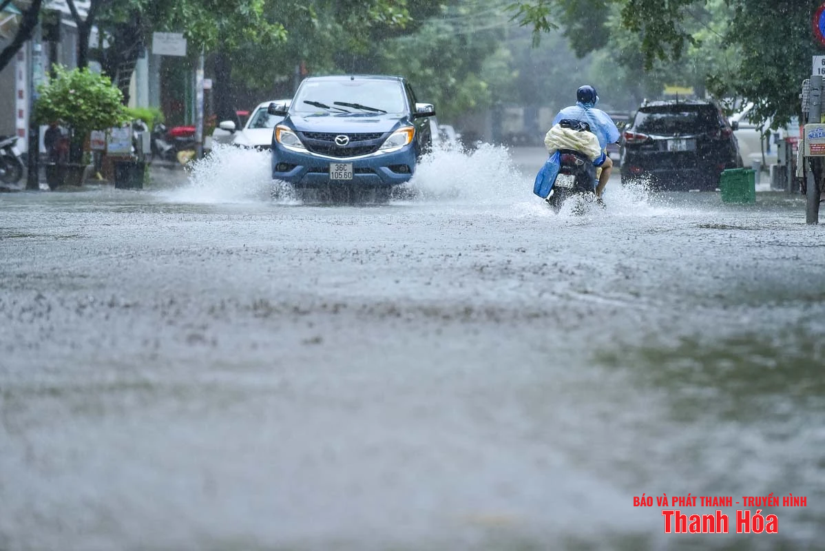 Mưa lớn do bão số 3, nhiều tuyến phố trung tâm Thanh Hóa bị ngập nặng