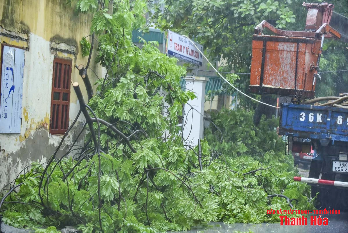 Mưa lớn do bão số 3, nhiều tuyến phố trung tâm Thanh Hóa bị ngập nặng