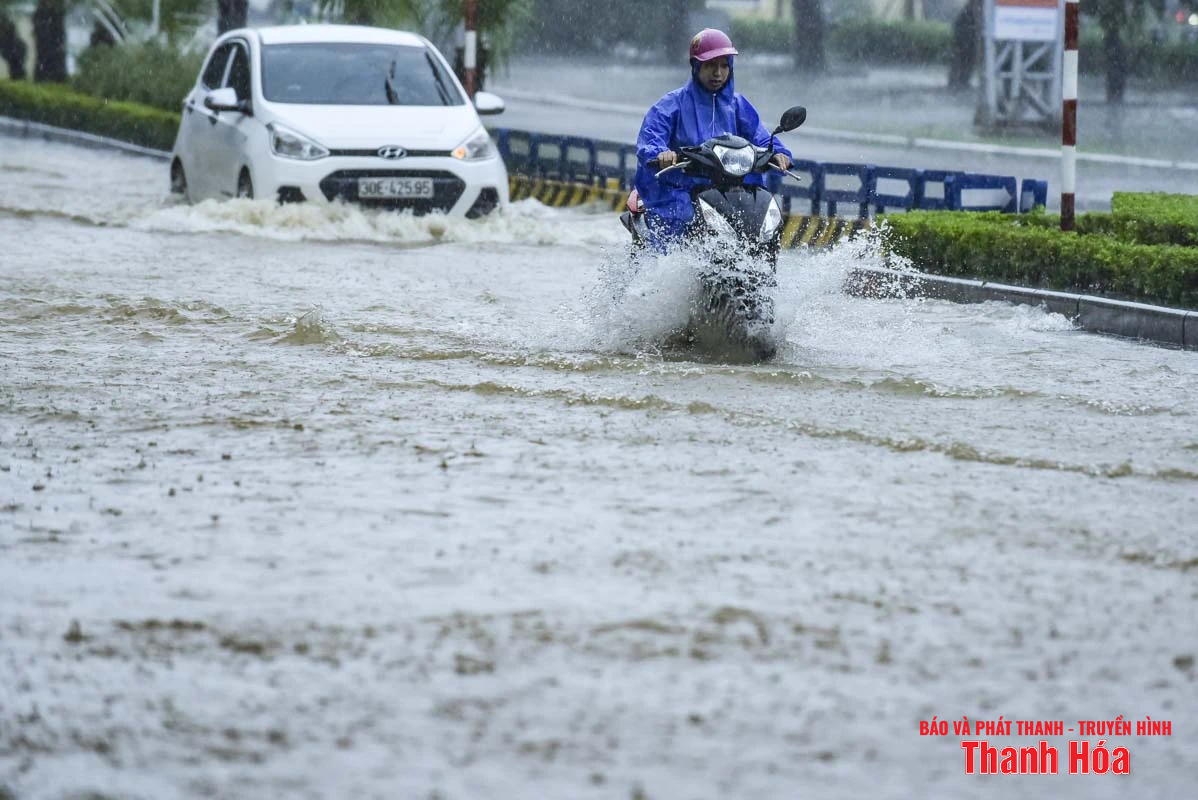 Mưa lớn do bão số 3, nhiều tuyến phố trung tâm Thanh Hóa bị ngập nặng
