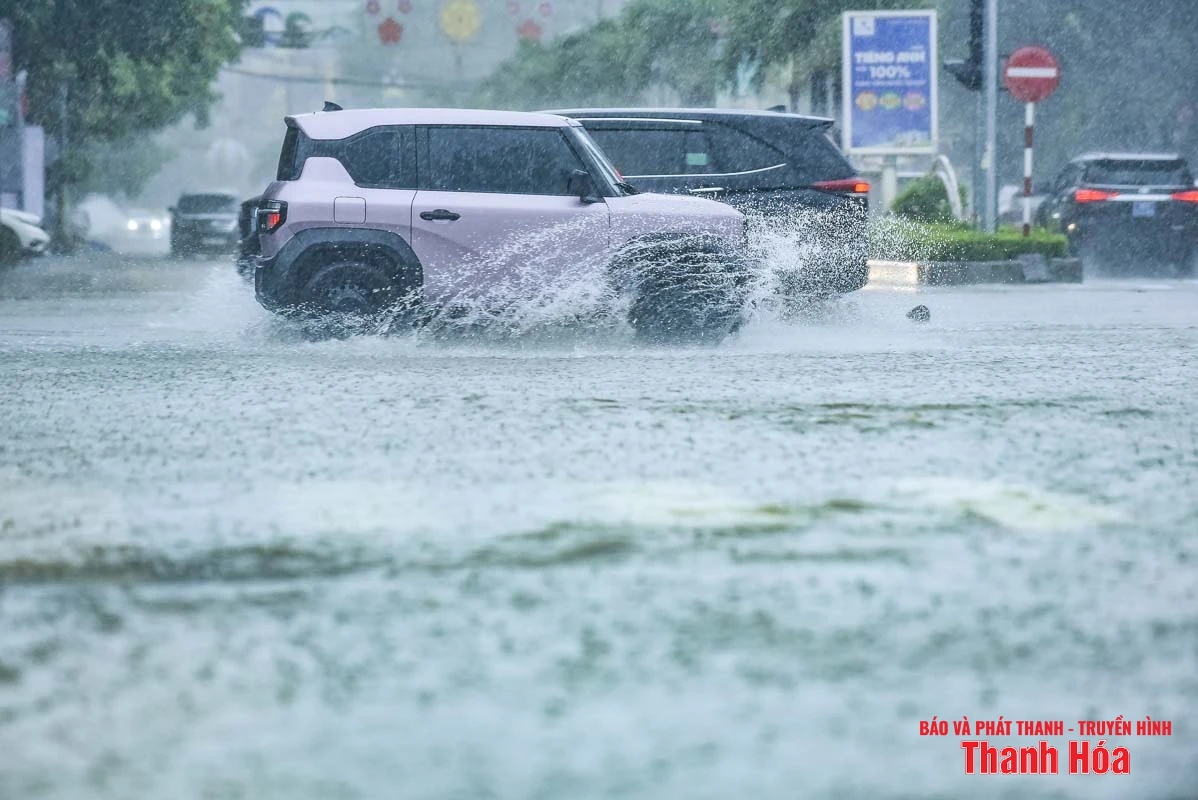 Mưa lớn do bão số 3, nhiều tuyến phố trung tâm Thanh Hóa bị ngập nặng