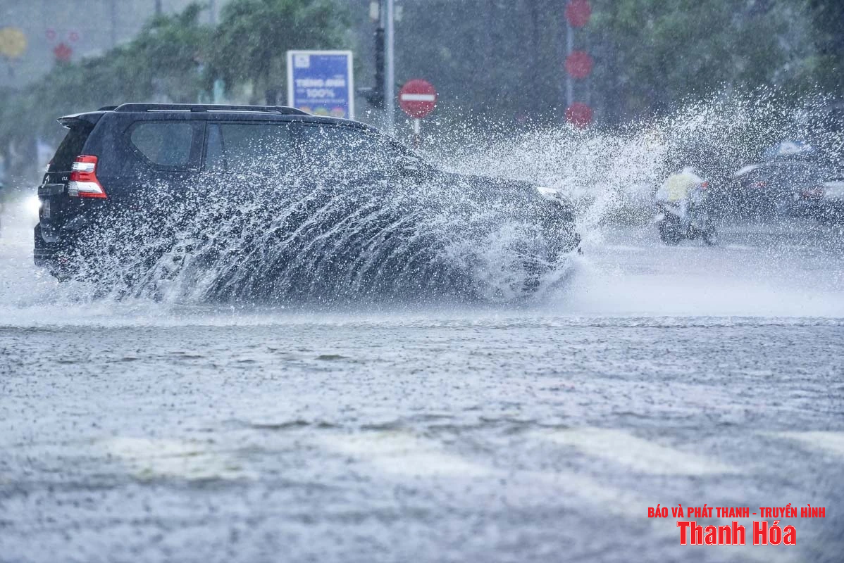 Mưa lớn do bão số 3, nhiều tuyến phố trung tâm Thanh Hóa bị ngập nặng