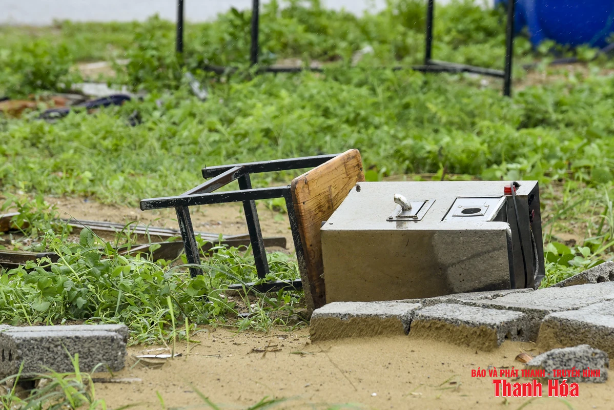 Cây xanh bật gốc, biển hiệu gãy đổ do bão số 3