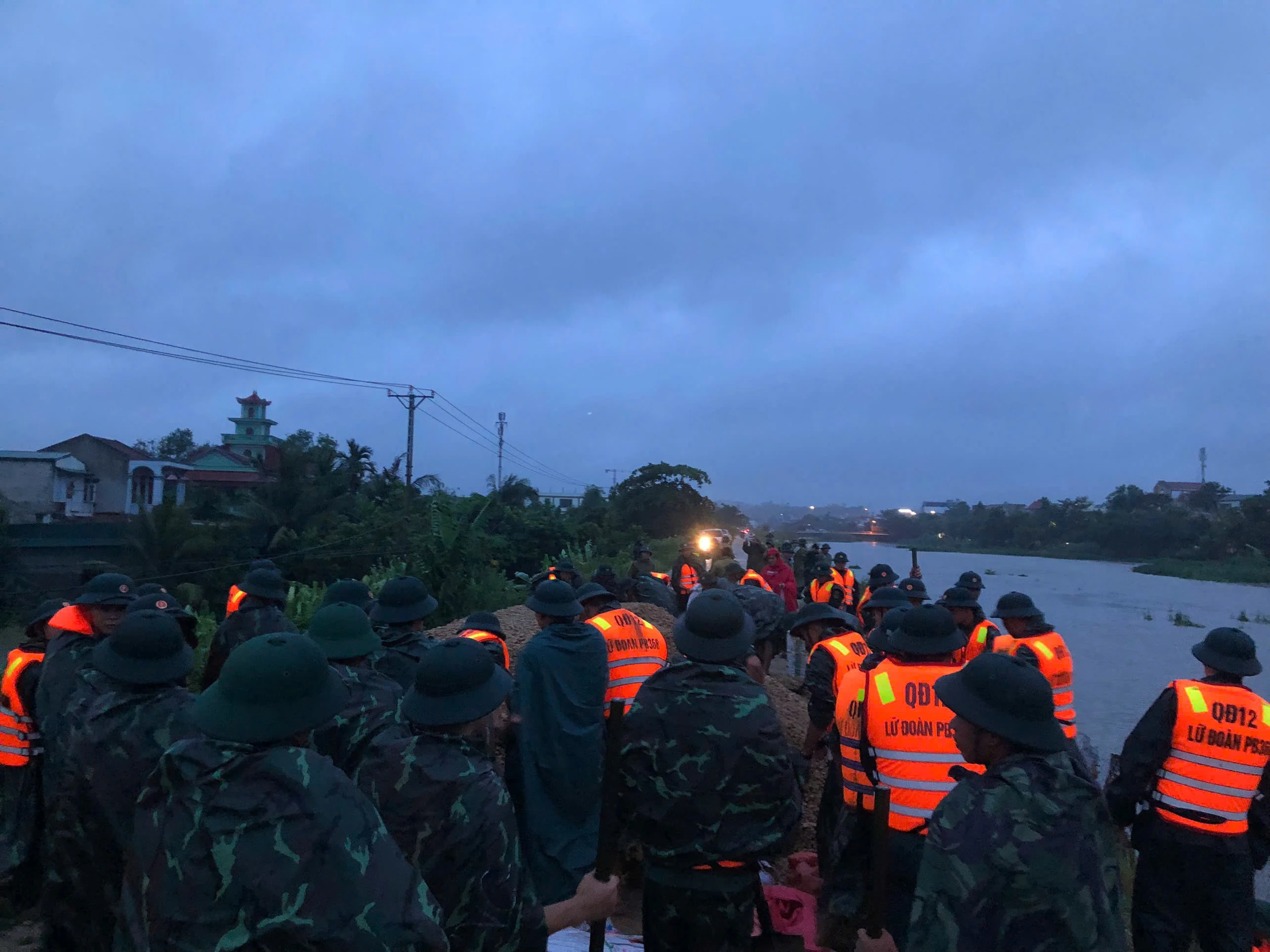 Hơn 300 người tham gia gia cố đê cầu Mới tại Bỉm Sơn