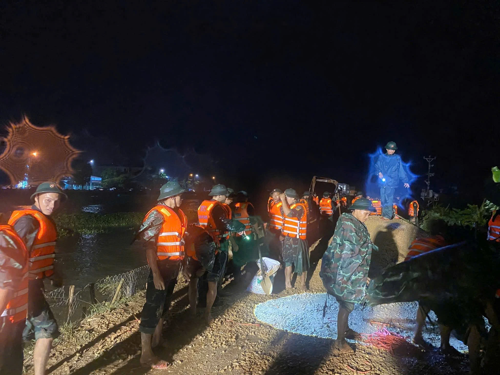 Hơn 300 người tham gia gia cố đê cầu Mới tại Bỉm Sơn