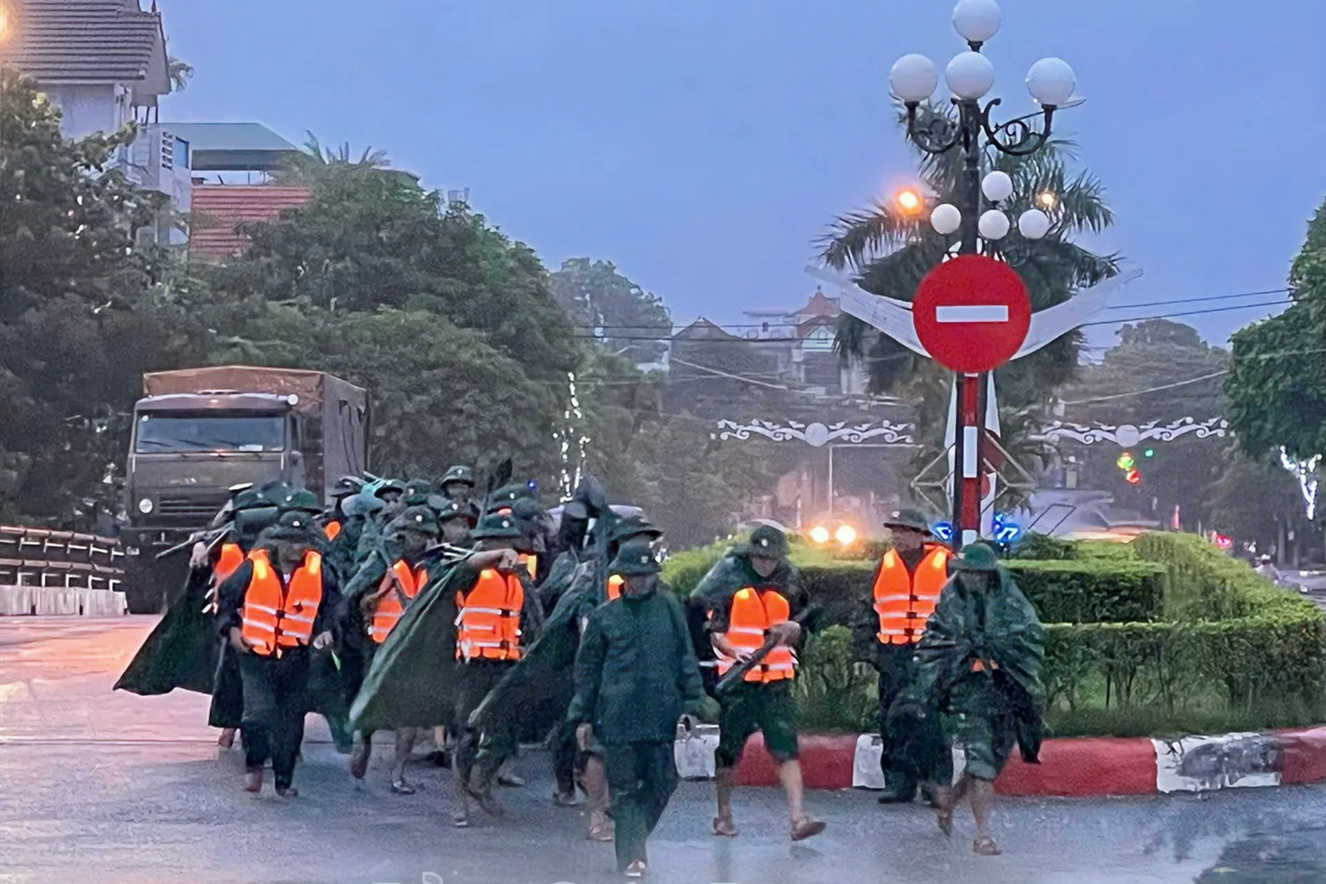 Hơn 300 người tham gia gia cố đê cầu Mới tại Bỉm Sơn