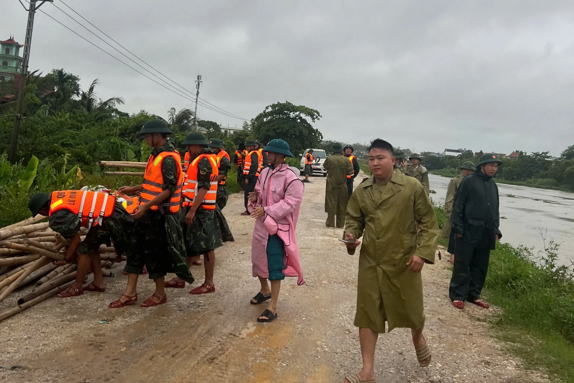 Hơn 300 người tham gia gia cố đê cầu Mới tại Bỉm Sơn