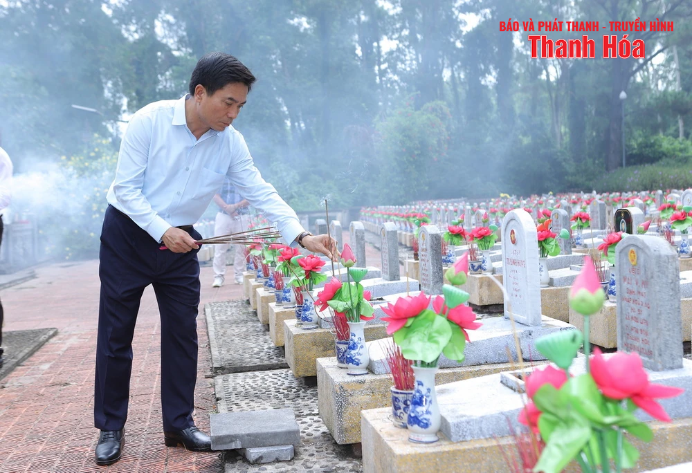 Bí thư Tỉnh ủy Nguyễn Doãn Anh và Đoàn đại biểu tỉnh Thanh Hóa dâng hoa, dâng hương Chủ tịch Hồ Chí Minh, Đại tướng Võ Nguyên Giáp và Nghĩa trang liệt sĩ các tỉnh: Nghệ An, Hà Tĩnh, Quảng Trị