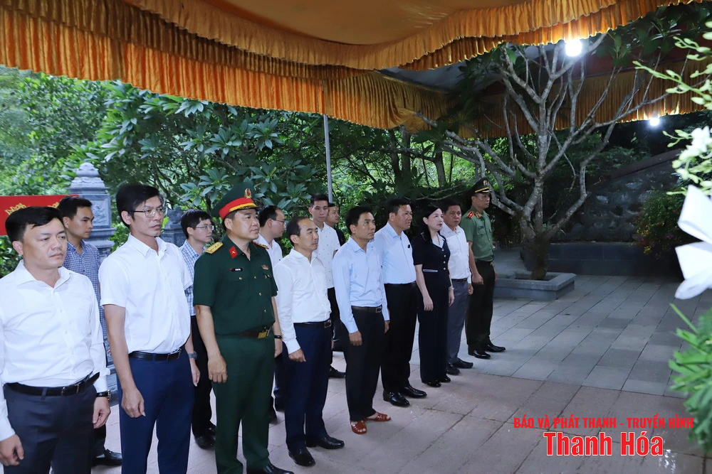 Bí thư Tỉnh ủy Nguyễn Doãn Anh và Đoàn đại biểu tỉnh Thanh Hóa dâng hoa, dâng hương Chủ tịch Hồ Chí Minh, Đại tướng Võ Nguyên Giáp và Nghĩa trang liệt sĩ các tỉnh: Nghệ An, Hà Tĩnh, Quảng Trị