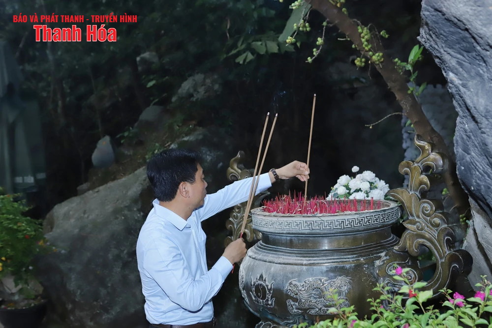 Bí thư Tỉnh ủy Nguyễn Doãn Anh và Đoàn đại biểu tỉnh Thanh Hóa dâng hoa, dâng hương Chủ tịch Hồ Chí Minh, Đại tướng Võ Nguyên Giáp và Nghĩa trang liệt sĩ các tỉnh: Nghệ An, Hà Tĩnh, Quảng Trị