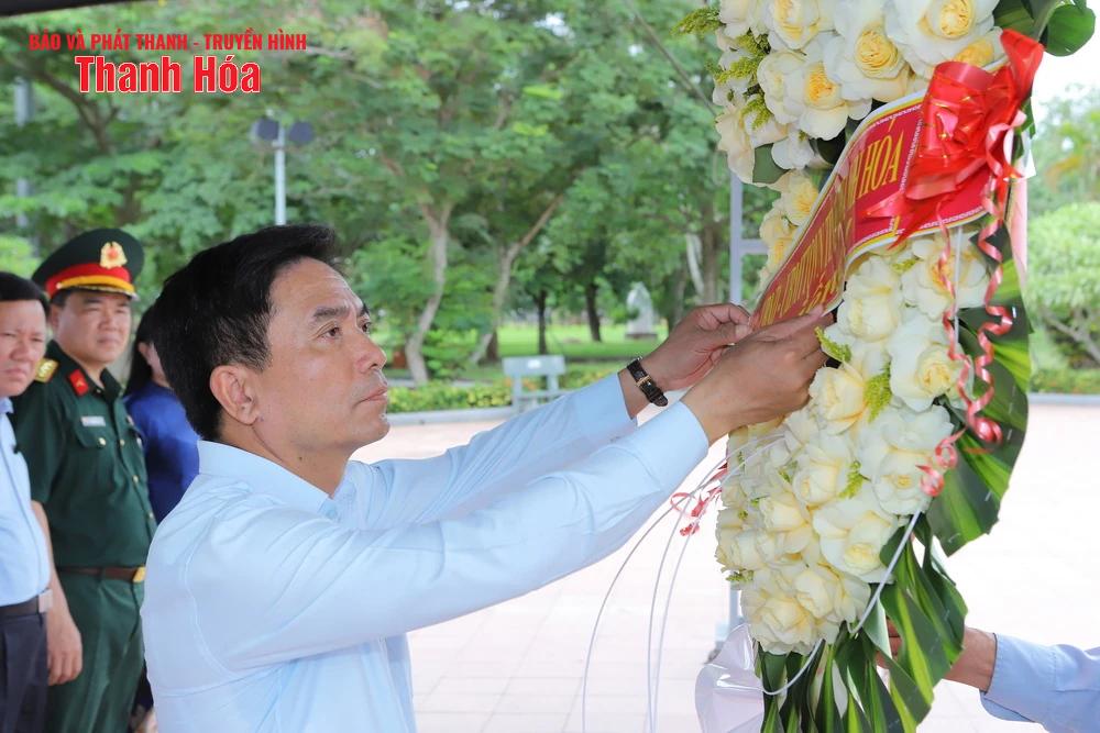 Bí thư Tỉnh ủy Nguyễn Doãn Anh và Đoàn đại biểu tỉnh Thanh Hóa dâng hoa, dâng hương Chủ tịch Hồ Chí Minh, Đại tướng Võ Nguyên Giáp và Nghĩa trang liệt sĩ các tỉnh: Nghệ An, Hà Tĩnh, Quảng Trị