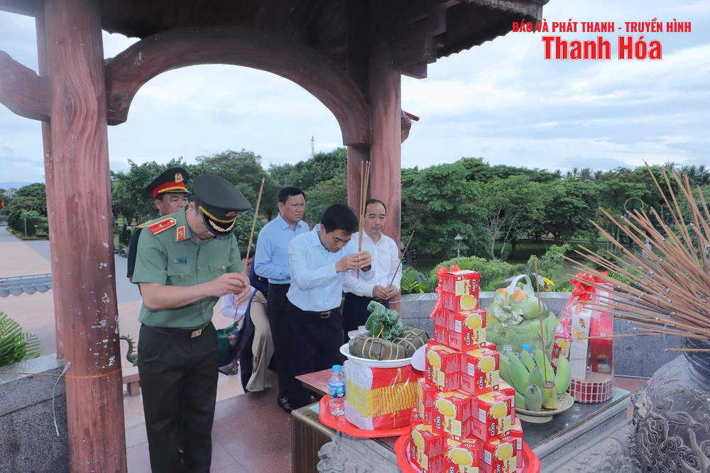 Bí thư Tỉnh ủy Nguyễn Doãn Anh và Đoàn đại biểu tỉnh Thanh Hóa dâng hoa, dâng hương Chủ tịch Hồ Chí Minh, Đại tướng Võ Nguyên Giáp và Nghĩa trang liệt sĩ các tỉnh: Nghệ An, Hà Tĩnh, Quảng Trị