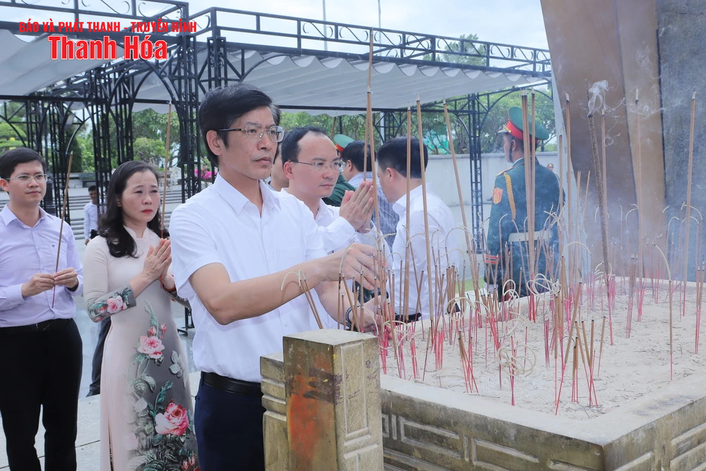 Bí thư Tỉnh ủy Nguyễn Doãn Anh và Đoàn đại biểu tỉnh Thanh Hóa dâng hoa, dâng hương Chủ tịch Hồ Chí Minh, Đại tướng Võ Nguyên Giáp và Nghĩa trang liệt sĩ các tỉnh: Nghệ An, Hà Tĩnh, Quảng Trị