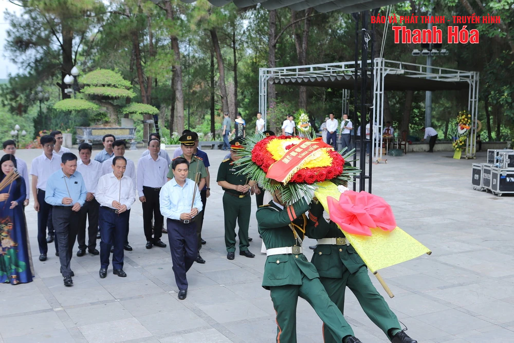 Bí thư Tỉnh ủy Nguyễn Doãn Anh và Đoàn đại biểu tỉnh Thanh Hóa dâng hoa, dâng hương Chủ tịch Hồ Chí Minh, Đại tướng Võ Nguyên Giáp và Nghĩa trang liệt sĩ các tỉnh: Nghệ An, Hà Tĩnh, Quảng Trị