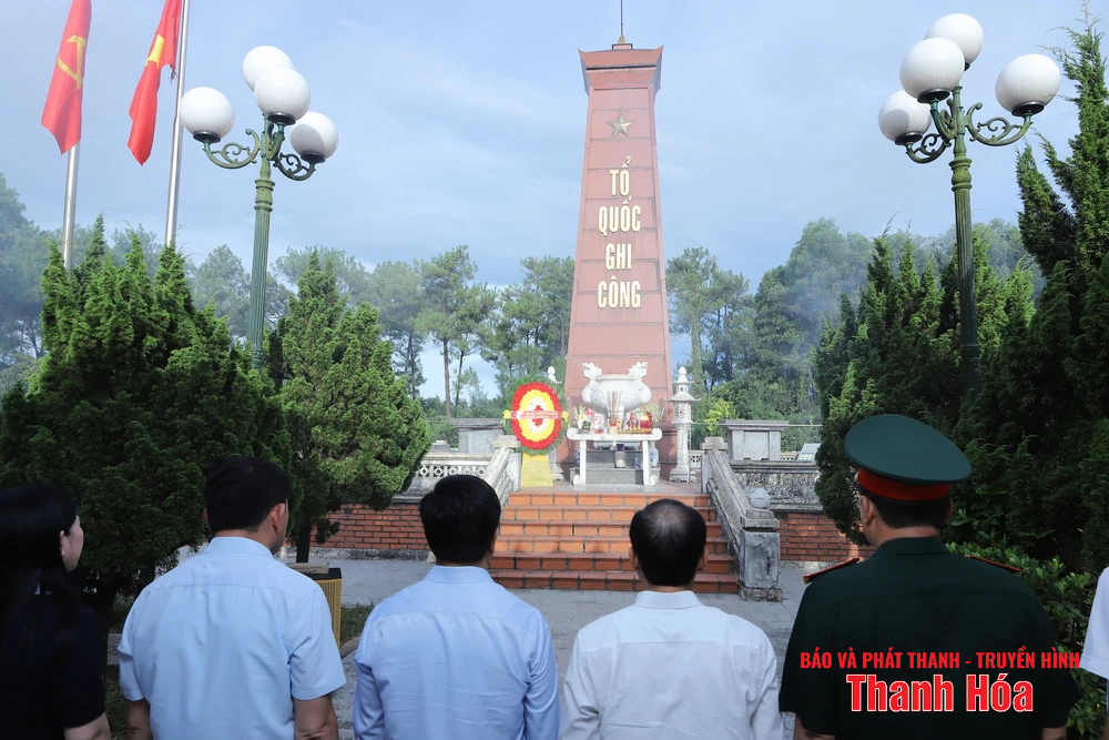 Bí thư Tỉnh ủy Nguyễn Doãn Anh và Đoàn đại biểu tỉnh Thanh Hóa dâng hoa, dâng hương Chủ tịch Hồ Chí Minh, Đại tướng Võ Nguyên Giáp và Nghĩa trang liệt sĩ các tỉnh: Nghệ An, Hà Tĩnh, Quảng Trị