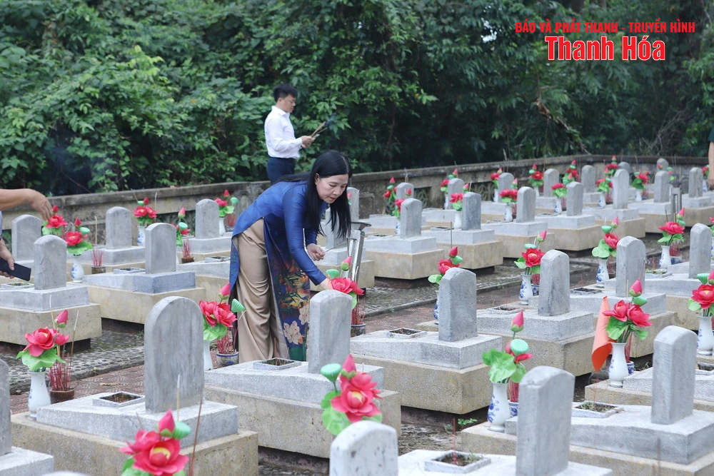 Bí thư Tỉnh ủy Nguyễn Doãn Anh và Đoàn đại biểu tỉnh Thanh Hóa dâng hoa, dâng hương Chủ tịch Hồ Chí Minh, Đại tướng Võ Nguyên Giáp và Nghĩa trang liệt sĩ các tỉnh: Nghệ An, Hà Tĩnh, Quảng Trị