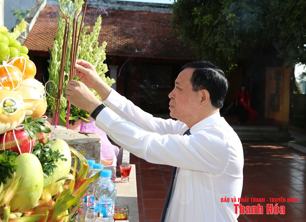 Đoàn đại biểu tỉnh Thanh Hóa dâng hương tại các khu di tích lịch sử cách mạng gắn với sự ra đời của Đảng bộ tỉnh