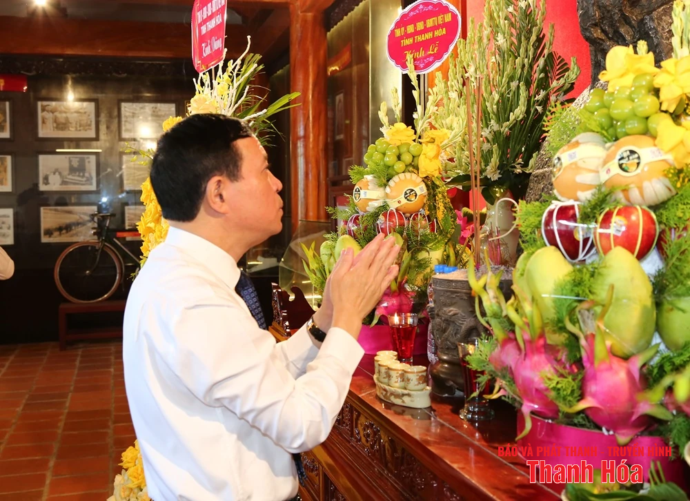 Đoàn đại biểu tỉnh Thanh Hóa dâng hương tại các khu di tích lịch sử cách mạng gắn với sự ra đời của Đảng bộ tỉnh