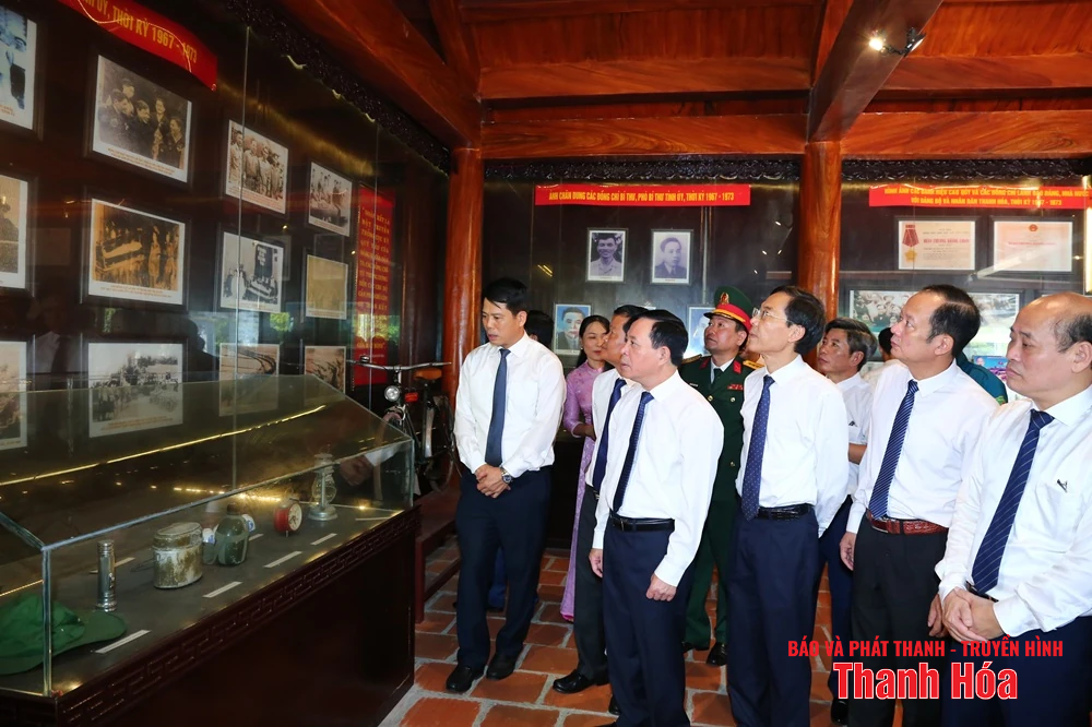 Đoàn đại biểu tỉnh Thanh Hóa dâng hương tại các khu di tích lịch sử cách mạng gắn với sự ra đời của Đảng bộ tỉnh