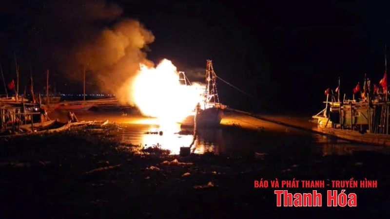 Cháy tàu neo đậu tại bến cá Lạch Trường