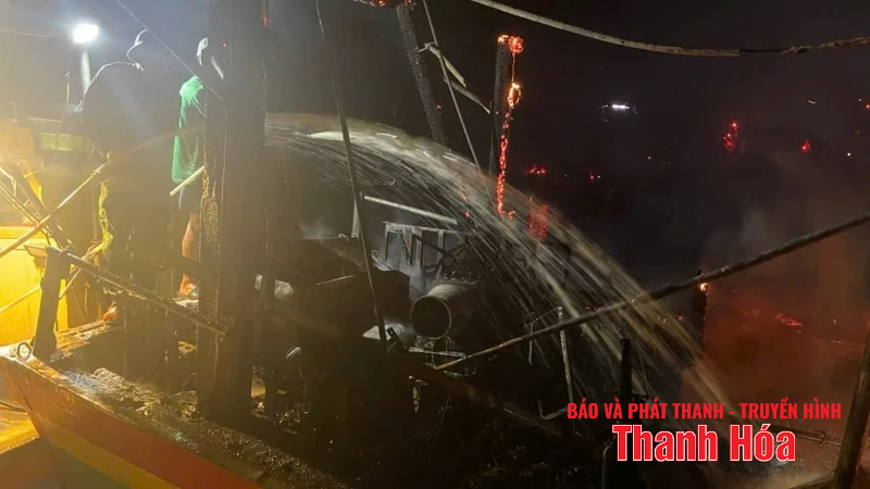 Cháy tàu neo đậu tại bến cá Lạch Trường