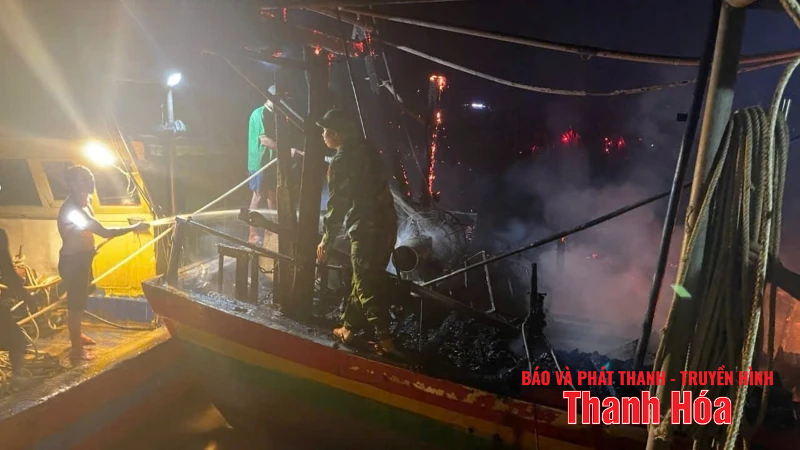 Cháy tàu neo đậu tại bến cá Lạch Trường