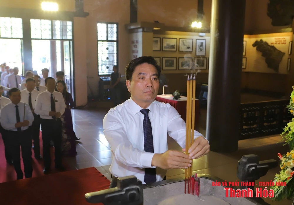 Đoàn đại biểu tỉnh Thanh Hóa dâng hương Chủ tịch Hồ Chí Minh nhân kỷ niệm 95 năm Ngày thành lập Đảng bộ tỉnh