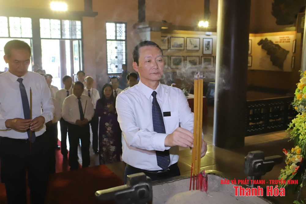 Đoàn đại biểu tỉnh Thanh Hóa dâng hương Chủ tịch Hồ Chí Minh nhân kỷ niệm 95 năm Ngày thành lập Đảng bộ tỉnh