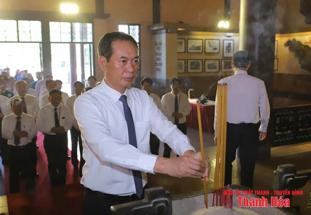 Đoàn đại biểu tỉnh Thanh Hóa dâng hương Chủ tịch Hồ Chí Minh nhân kỷ niệm 95 năm Ngày thành lập Đảng bộ tỉnh