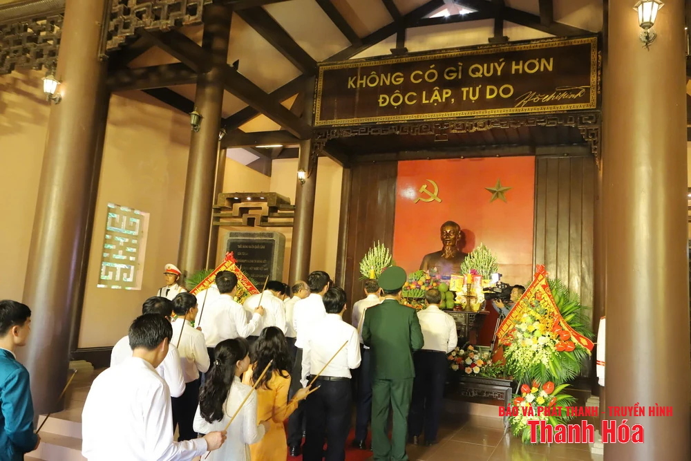 Đoàn đại biểu tỉnh Thanh Hóa dâng hương Chủ tịch Hồ Chí Minh nhân kỷ niệm 95 năm Ngày thành lập Đảng bộ tỉnh