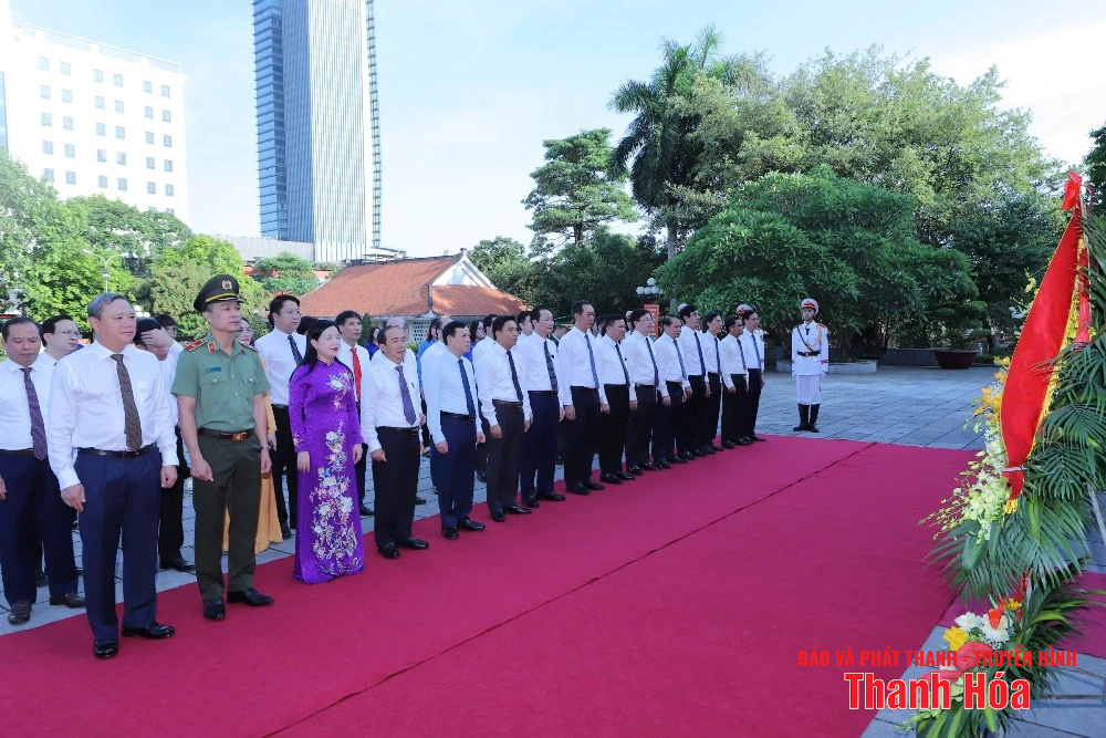 Đoàn đại biểu tỉnh Thanh Hóa dâng hương Chủ tịch Hồ Chí Minh nhân kỷ niệm 95 năm Ngày thành lập Đảng bộ tỉnh
