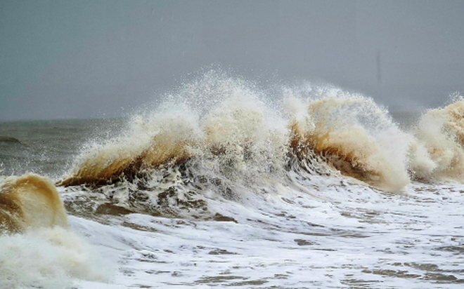 Chủ động ứng phó với gió mạnh, sóng lớn và mưa dông trên biển