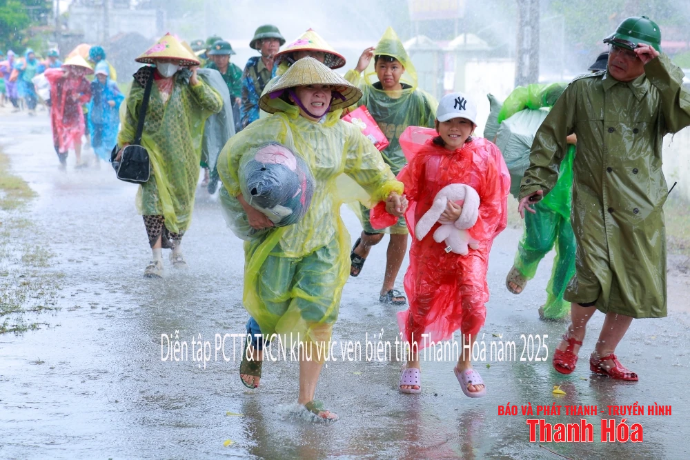 Hình ảnh diễn tập phòng, chống thiên tai, tìm kiếm cứu nạn khu vực ven biển