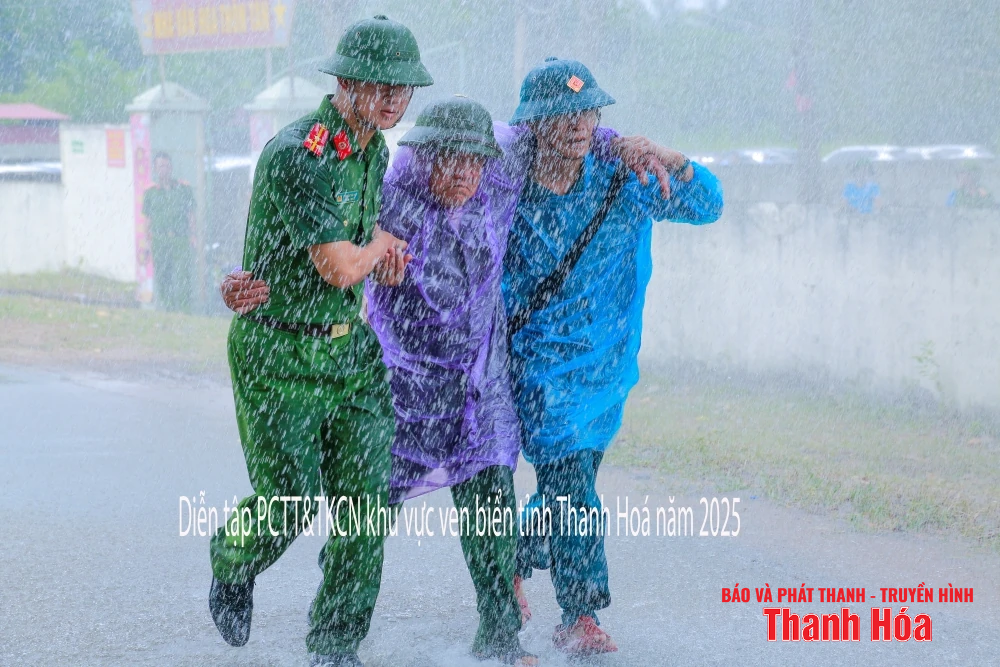 Hình ảnh diễn tập phòng, chống thiên tai, tìm kiếm cứu nạn khu vực ven biển