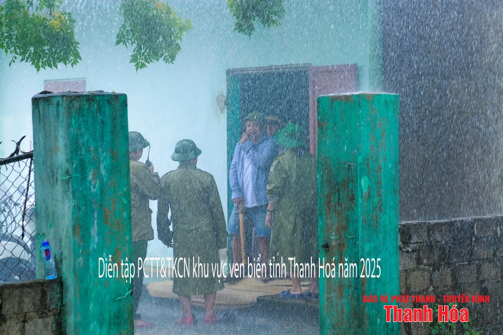 Hình ảnh diễn tập phòng, chống thiên tai, tìm kiếm cứu nạn khu vực ven biển